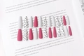 Detalle de 24 uñas postizas largas mate rosa fucsia y estampado de leopardo sobre un libro - Rosa Leopardo Mate (Versión Pegamento)