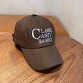 Detail der dunkelbraunen Baumwoll-Basecap mit weißer CLASSIC AND BASIC Stickerei - Kaffeebraun