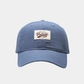 Detalle de gorra de algodón azul marino con parche vintage y costuras reforzadas - Ajustable / Azul Niebla