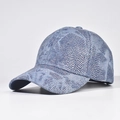 Détail d'une casquette de baseball ornée de strass avec un effet texture serpent brillant - Réglable / Bleu clair
