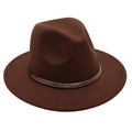 Détail du chapeau fedora marron foncé avec ruban décoratif perlé sur un fond blanc neutre - Café