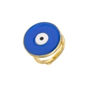 Detailansicht eines verstellbaren goldenen Evil Eye Ringes mit blauem Emaille-Design - Einstellbar Offen / Königsblau