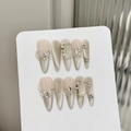 Faux ongles amande faits main avec effet œil de chat champagne, perles et cristaux - XS / Style Strass Œil de Chat Champagne (903)