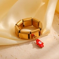 Detail eines goldenen Edelstahl-Charm-Armbands mit einem roten Hamsa-Hand-Anhänger - Ring / 18K Gold Rote Hamsa Hand Stil (0521)