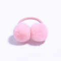 Vue détaillée des élastiques à cheveux à pompons roses doux pour coiffures d'enfants - Rose