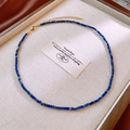 Collier de perles bleues avec fermoir mousqueton doré sur plateau en lin - Perles de gravier bleu foncé (53# Collier)