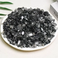 Grava de cristal natural negro de alta calidad presentada en un plato redondo de cerámica blanca - Fresa Negra / 7-9mm (Envase de 100g) / Negro