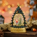 Vista dettagliata di una palla di neve ad albero di Natale con base dorata e scena - Stile Bambino Verde