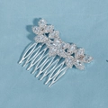 Dettaglio di motivi floreali in zircone scintillante su un pettine per capelli da sposa argento - Stile Floreale Stella Argento (HS-J6802S)