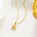 Dettaglio della collana girevole a girasole con cristalli scintillanti su catena oro - Girasole Rotante (862) / Oro