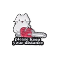 Spilla in smalto con gatto divertente motosega e banner Please Keep Your Distance - Stile Gatto Bianco Con Motosega (qhxz1362)