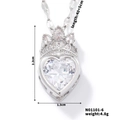 Dettaglio della collana con ciondolo a cuore, zirconi a corona e dimensioni - Argento/Bianco