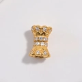 Dettaglio di perla a clessidra dorata a doppio strato con zirconi bianchi scintillanti - Tipo E: Oro Zirconia Bianca Forma di Petalo Chiusura a Vite