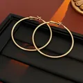 Grandi orecchini a cerchio dorati minimalisti con finitura lucida su base in pelle - 5CM di diametro / Perno in Argento-Oro (5cm)