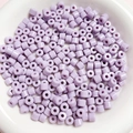 Dettaglio macro di perline cilindriche acriliche viola da 6mm con foro per gioielleria - Viola Chiaro