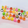 Detail van diverse fruit- en groentevormige ringen met roze plastic banden voor meisjes - Meisjes Fruit en Groente Stijl Kleine Ringen