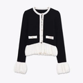 Elegante cardigan in maglia nera con bordi bianchi a balze e bottoni dorati - S / Patchwork Nero e Bianco
