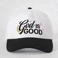 Dettaglio del ricamo God IS GOOD su cappellino da baseball bicolore in twill di cotone - Splicing Bianco e Nero