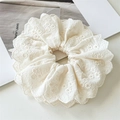 Elegante elastico in pizzo bianco crema con ricamo floreale e volant delicati - Fiore Traforato Oversize / Bianco Sporco