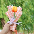Künstlicher Tulpenstrauß mit gelb-orangen Blüten in orange-kariertem Geschenkpapier - Sonnenuntergang Orange Tulpe Gingham