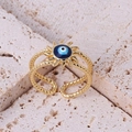 Vue macro d'une bague œil maléfique dorée avec motif soleil bleu et anneau torsadé - Ouvert Réglable / Rayons de Soleil Mauvais Œil (Style 4)