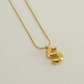 Collana dorata con ciondolo a lettera S bombata e catena a serpente sottile da donna - Lettera S Oro (Con Catena)