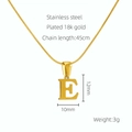 Collana in acciaio inossidabile dorato con pendente lettera E e catena a serpente liscia - Letra E [Con Catena]