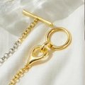 Collana a catena bicolore argento e oro con chiusura a levetta OT su tessuto bianco - Oro e Argento