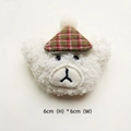 Dettaglio di un orsetto di peluche bianco da 6cm con un cappello a quadri rossi e verdi - Stile Fai-da-te (Apertura posteriore) / Orso con cappello a quadri verdi