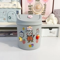 Schattige grijze mini prullenbak voor bureau met stickers en handige drukdeksel - Grijs + 1 Sticker + 1 Rol Zakken
