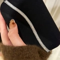 Dreireihiges silbernes Tennisarmband mit funkelnden Zirkonia-Steinen auf schwarzem Samt - Silber