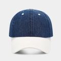 Detail einer zweifarbigen Denim-Baseballkappe mit dunkelblauen Panels und weißem Schirm - Verstellbar / Blau + Weiße Krempe