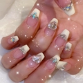 Uñas postizas estilo francés rosa nude con puntas blancas y cristales brillantes de corazón - Estilo de Diamantes de Imitación de Corazón Francés (JP2897-Versión con Pegamento)