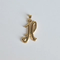 Détail macro du pendentif lettre H en acier inoxydable plaqué or 18 carats poli - Pendentif uniquement / Pendentif H