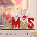 Détail de lettres XMAS en bois avec figurine de Père Noël sur un bureau de Noël - Style Père Noël XMAS (K2-3 XMAS老人)