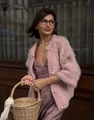 Detalle de cárdigan rosa de imitación de mohair con botones metálicos y vestido de satén - S / Rosa