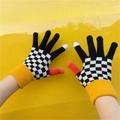 Gestrumpfte Touchscreen-Handschuhe mit schwarz-weißem Schachbrettmuster und gelben Bündchen - Schwarz