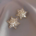 Eleganti orecchini a fiore dorati con cristalli taglio marquise su seta grigia - Stile Fiore in Zirconia con Perno in Argento Sterling 925
