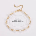 Detailed view of handmade baroque pearl bracelet with 6mm width and adjustable gold chain - Gold 6mm