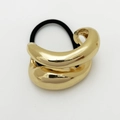 Nahaufnahme der goldenen Metall-Haarmanschette mit schwarzem Gummiband auf weißem Grund - Gold