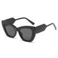 Cat-eye zonnebril in zwart met breed geometrisch montuur en donkere glazen van kwaliteit - Zwart Frame Zwart Grijze Glazen