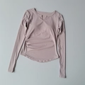 Eng anliegendes lavendelfarbenes Yoga-Langarmshirt mit V-Ausschnitt und Seitenschleifen - S / Helllila