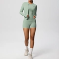 Vista detallada del conjunto de yoga de tres piezas verde menta con chaqueta y short - S / Verde Albahaca