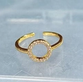 Eleganter goldener Ring mit rundem Zirkonia-Mittelstück und funkelnden Steinen - Einheitsgröße (Verstellbar) / Gold