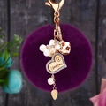 Détail du porte-clés en peluche violet avec cœur en bois strass et gravure I love you - Cœur en bois + Pompon violet foncé