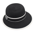 Dettaglio dell'elegante cappello di paglia bianco e nero con camelia e finiture a righe - Nero