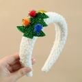 Dettaglio ravvicinato di una fascia bianca lavorata a maglia con albero di Natale glitterato - Albero di Natale / 37cm / Bianco