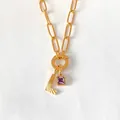 Collana a graffetta in acciaio inossidabile dorato con lettera L e ciondolo viola - Lettera L (XNL0079)