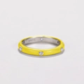 Detail eines gelben Emaille-Rings aus S925-Silber mit funkelnden Zirkon-Einlagen - US 6 / Gelb