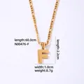 Collar dorado con colgante letra F de textura punteada y cadena tipo Figaro - Letra F / Dorado